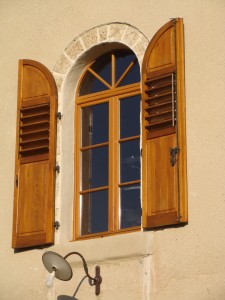 Volets sur mserure, lasurés     