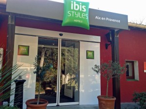 Porte entrée, habillage en aluminium laqué   